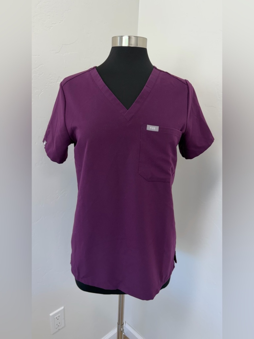 Figs Catarina One-Pocket Scrub in Plum Willy Wonka collection Top Size S PO1957